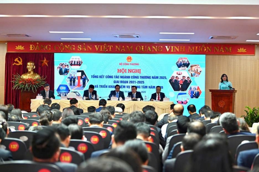 Thứ trưởng Phan Thị Thắng báo cáo tại hội nghị. Ảnh: MOIT.