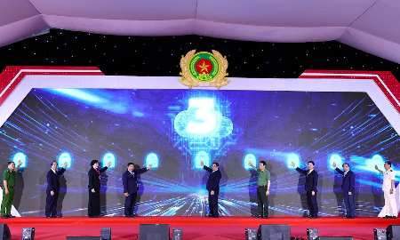 Thủ tướng Phạm Minh Chính và các đại biểu thực hiện nghi thức bấm nút khai trương Trung tâm Dữ liệu quốc gia số 1 và công bố vận hành chính thức Hệ thống cơ sở dữ liệu của Trung tâm Dữ liệu quốc gia ngày 18/8/2025.