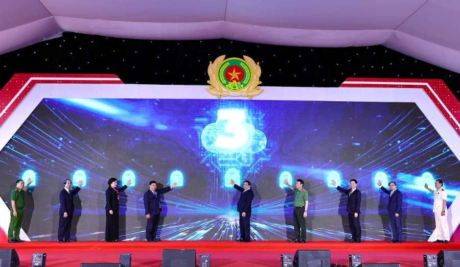 Thủ tướng Phạm Minh Chính và các đại biểu thực hiện nghi thức bấm nút khai trương Trung tâm Dữ liệu quốc gia số 1 và công bố vận hành chính thức Hệ thống cơ sở dữ liệu của Trung tâm Dữ liệu quốc gia ngày 18/8/2025.