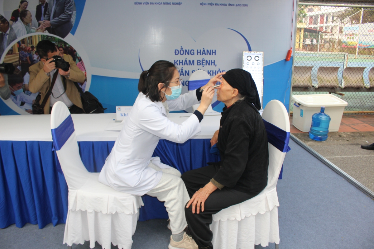 Khám chữa bệnh miễn phí cho người dân tại Lạng Sơn bên lề sự kiện. Ảnh Chu Khôi.