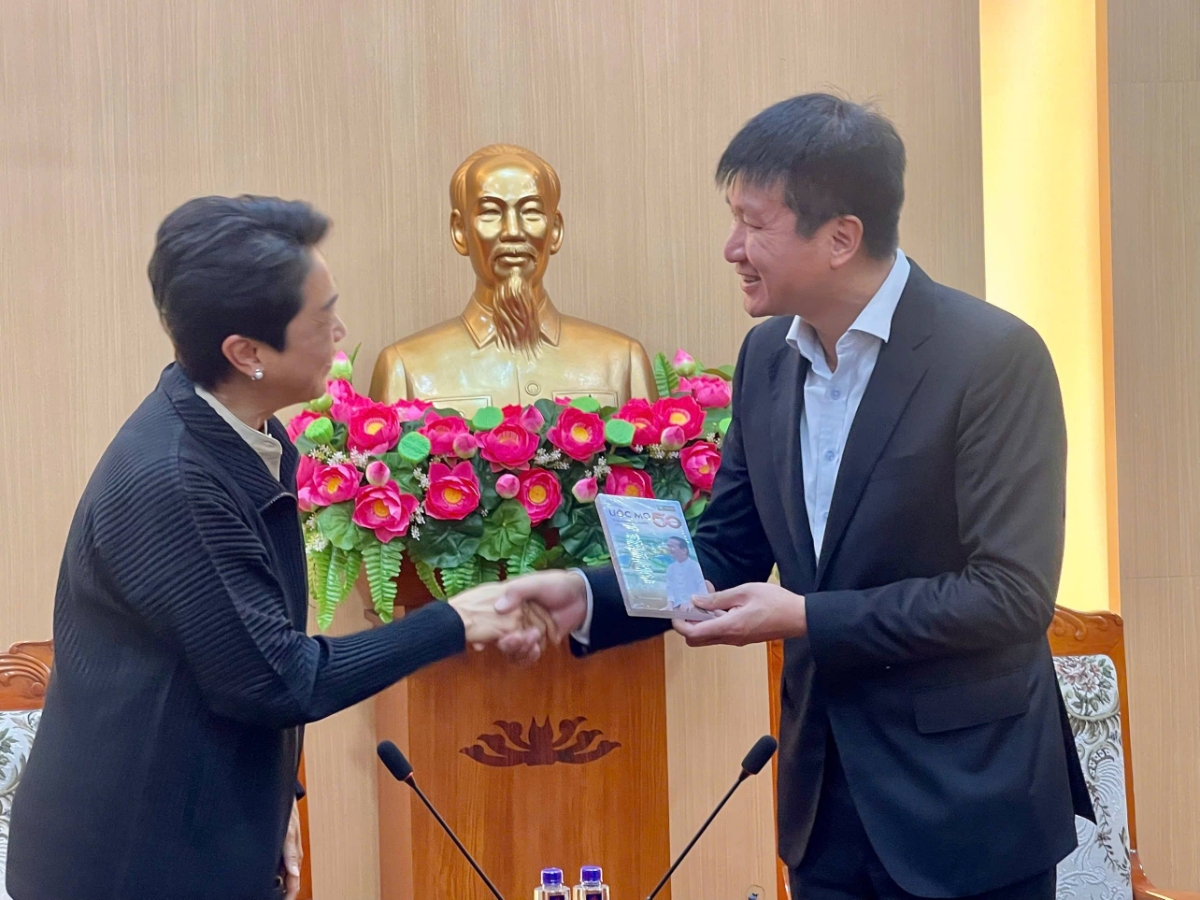Bà Somhatai Panichewa, Tổng Giám đốc điều hành Amata Việt Nam tặng quà lưu niệm cho Chủ tịch UBND tỉnh Ninh Bình Trần Huy Tuấn