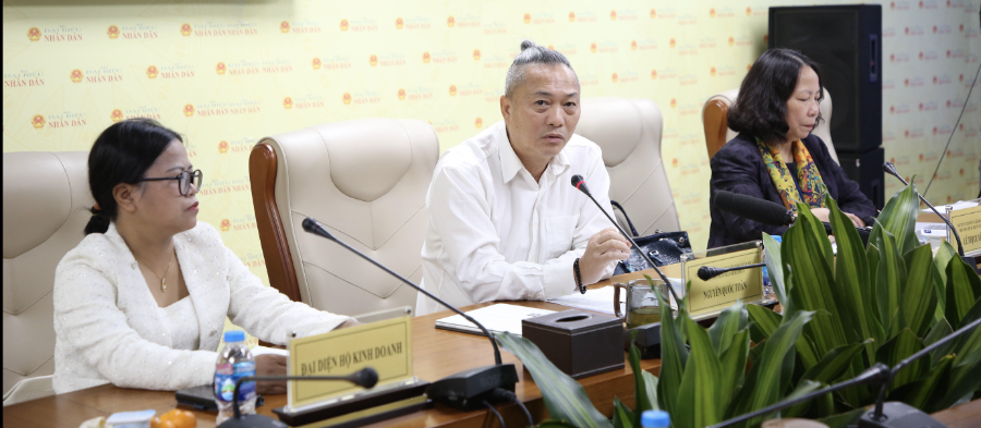 Chuyên gia và đại diện hộ kinh doanh trao đổi tại toạ đàm.