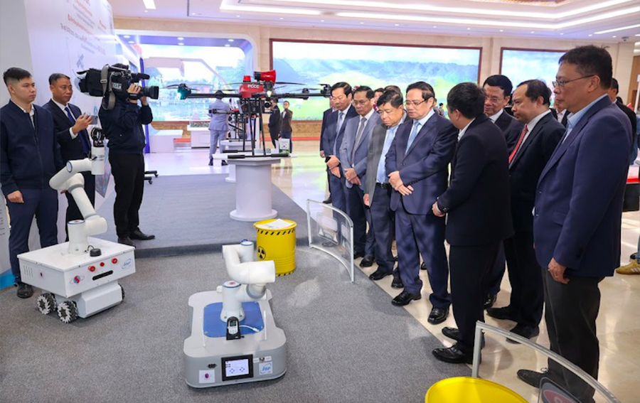 Thủ tướng và các đại biểu tham quan trưng bày các sản phẩm công nghệ tại Diễn đàn - Ảnh: VGP.