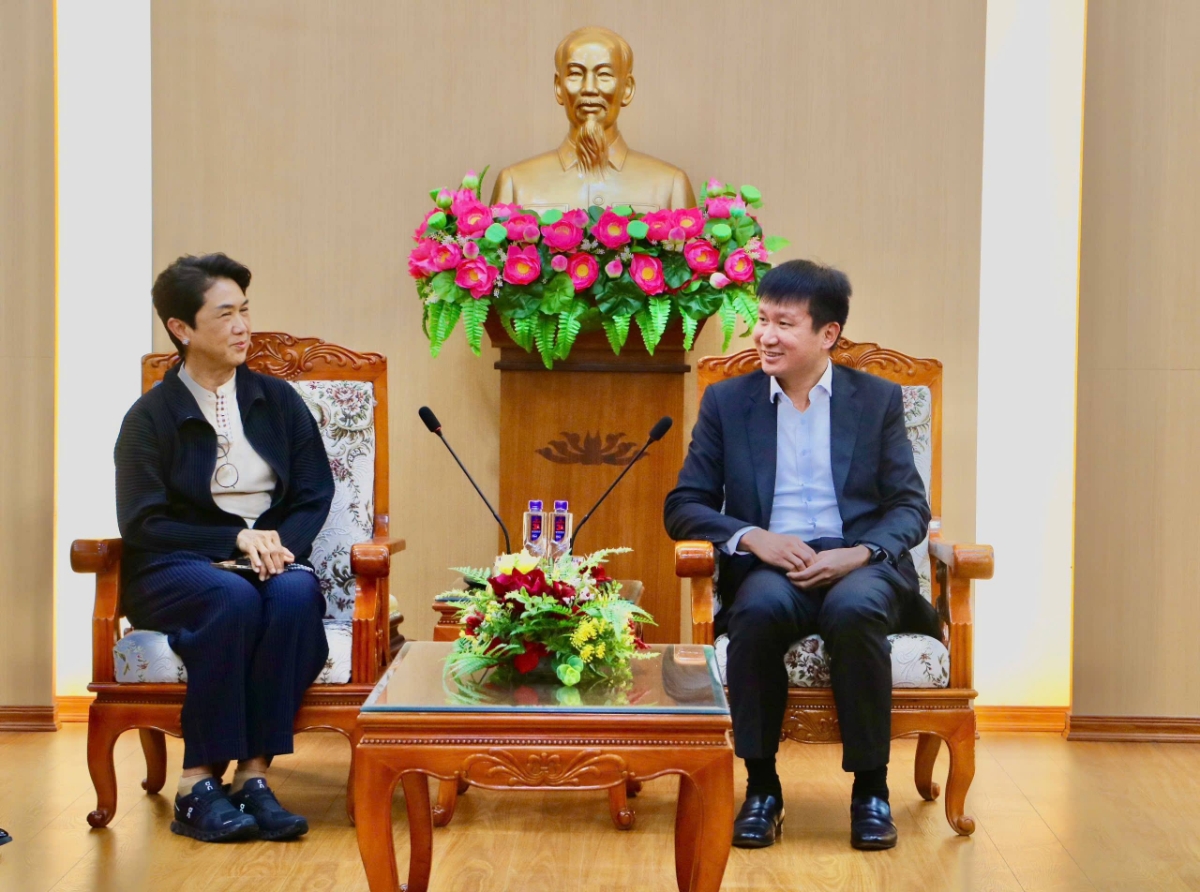 Ông Trần Huy Tuấn, Chủ tịch UBND tỉnh Ninh Bình tiếp và làm việc với bà Somhatai Panichewa, Tổng Giám đốc điều hành Amata Việt Nam