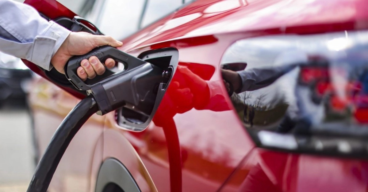 <i>Mặc dù vẫn còn những lý do chính đáng để tôn sùng xe chạy bằng xăng - lịch sử của nó, sức mạnh động cơ của nó - nhưng xe chở khách và xe tải nhỏ chiếm khoảng 10% lượng khí thải carbon dioxide toàn cầu.</i>