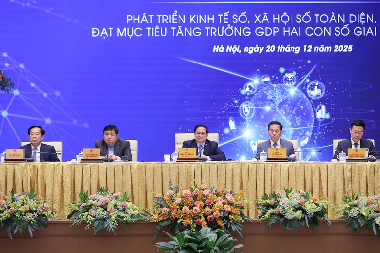 Cùng dự và chủ trì Diễn đàn có Phó Thủ tướng Bùi Thanh Sơn, Phó Thủ tướng Nguyễn Chí Dũng, Bộ trưởng Bộ Khoa học và Công nghệ Nguyễn Mạnh Hùng, Bộ trưởng Bộ Nội vụ Đỗ Thanh Bình - Ảnh: VGP.