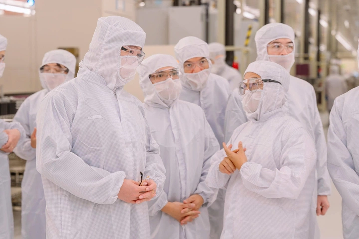 Đoàn công tác của Bộ Khoa học và Công nghệ thăm nhà máy thăm nhà máy đóng gói và kiểm thử Intel Products Vietnam. 