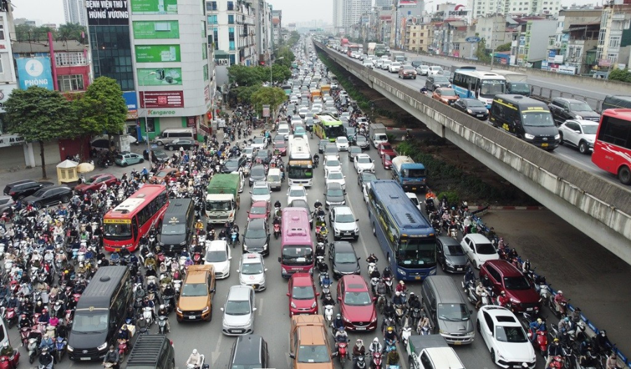 Giai đoạn 2025-2026, Thành phố tập trung hoàn thiện cơ chế, chính sách hỗ trợ doanh nghiệp chuyển đổi phương tiện, mở rộng mạng lưới xe buýt điện, đầu tư xây dựng các trạm sạc...