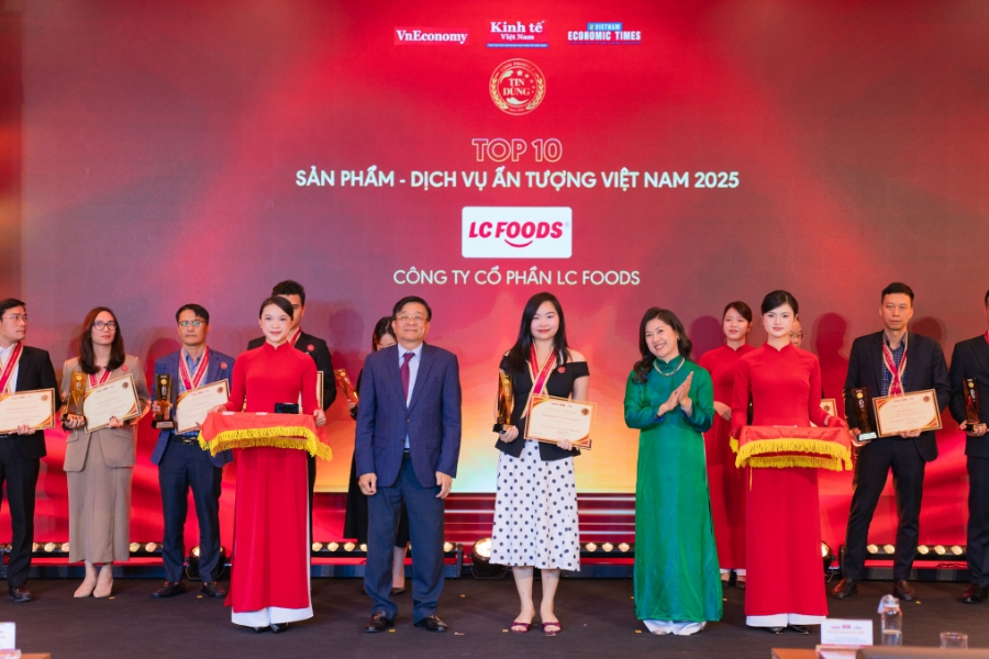 Đại diện Công ty CP LC Foods  nhận vinh danh Sản phẩm XX Bento Trứng Cá đạt Tơp 10 - Sản phẩm - Dịch vụ Ấn tượng 2025.