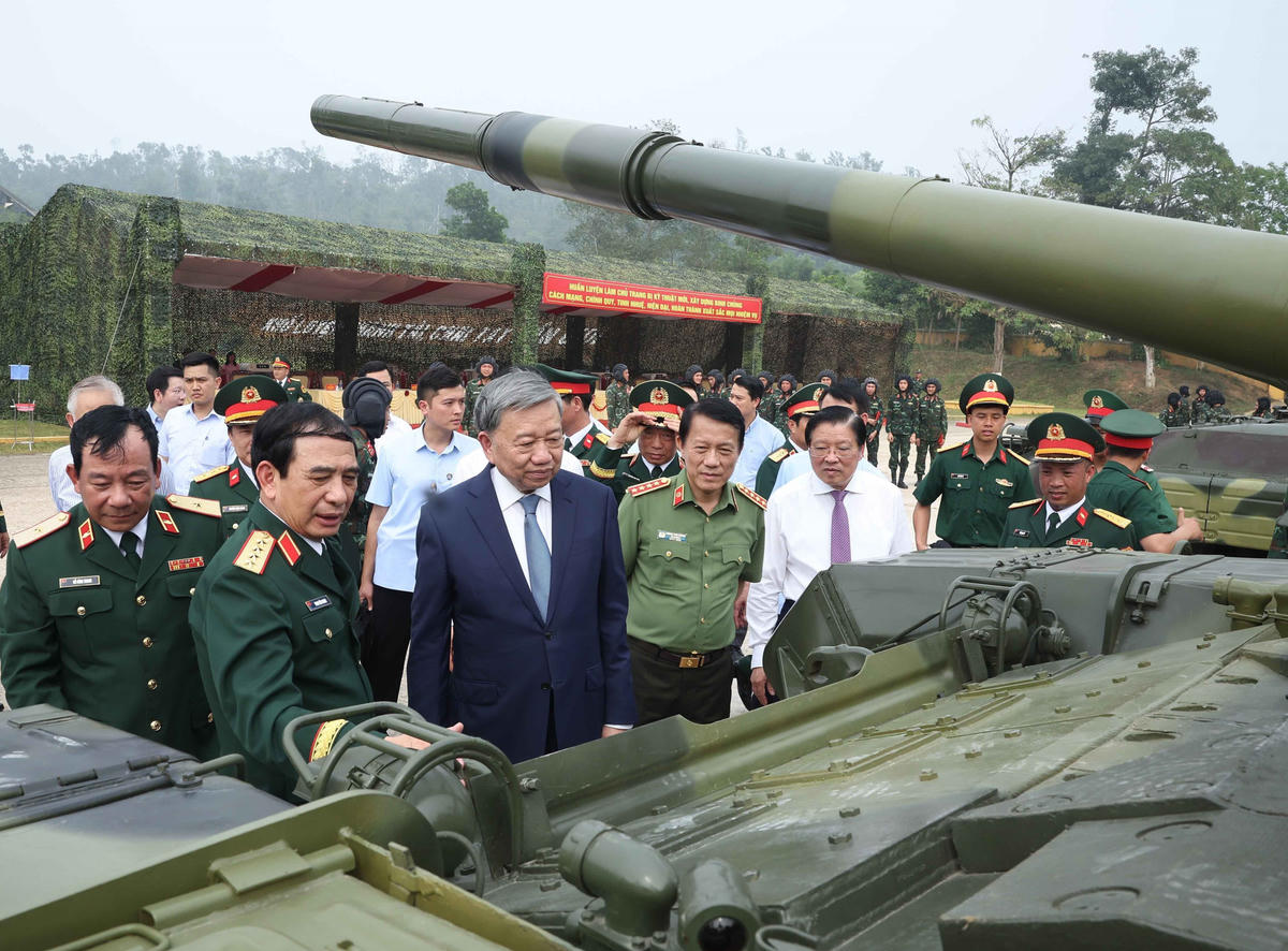 Tổng Bí thư Tô Lâm và Bộ trưởng Bộ Quốc phòng Phan Văn Giang tham quan vũ khí, khí tài của Binh chủng Tăng thiết giáp. Ảnh: TTXVN