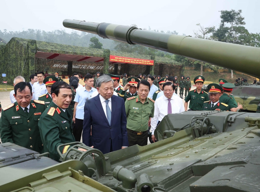 Tổng Bí thư Tô Lâm và Bộ trưởng Bộ Quốc phòng Phan Văn Giang tham quan vũ khí, khí tài của Binh chủng Tăng thiết giáp. Ảnh: TTXVN