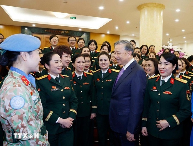 Tổng Bí thư Tô Lâm gặp mặt đoàn đại biểu tiêu biểu dự Đại hội đại biểu phụ nữ Quân đội lần thứ VIII. Ảnh: TTXVN