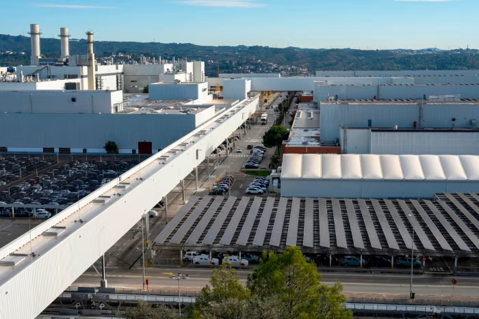 <i>Việc khai trương nhà máy lắp ráp pin Seat-Cupra tại Barcelona là một trụ cột quan trọng trong chiến lược rộng lớn hơn của Volkswagen nhằm thiết lập chuỗi cung ứng độc lập cho xe điện. Ảnh: FT.</i>