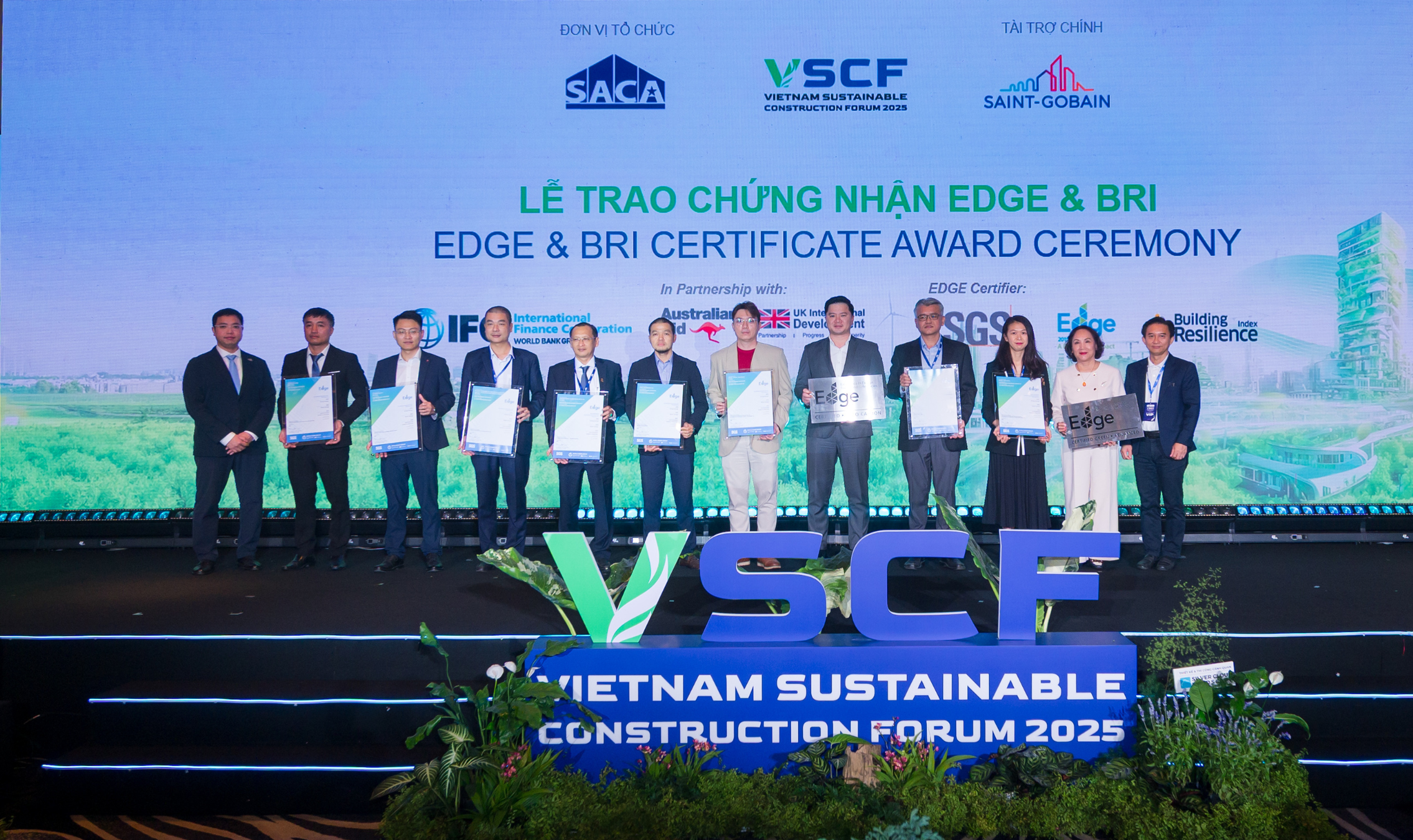 Đại diện Flamingo Holdings vinh dự đón nhận chứng chỉ EDGE tại sự kiện VSCF. Ảnh: Flamingo.