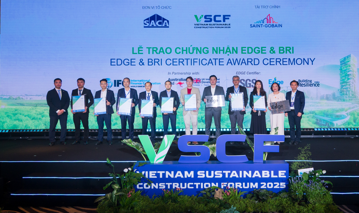 Đại diện Flamingo Holdings vinh dự đón nhận chứng chỉ EDGE tại sự kiện VSCF. Ảnh: Flamingo.