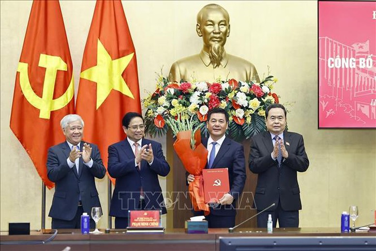 Chủ tịch Quốc hội Trần Thanh Mẫn trao Quyết định, Thủ tướng Chính phủ Phạm Minh Chính tặng hoa chúc mừng ông Nguyễn Hồng Diên - Ảnh: TTXVN