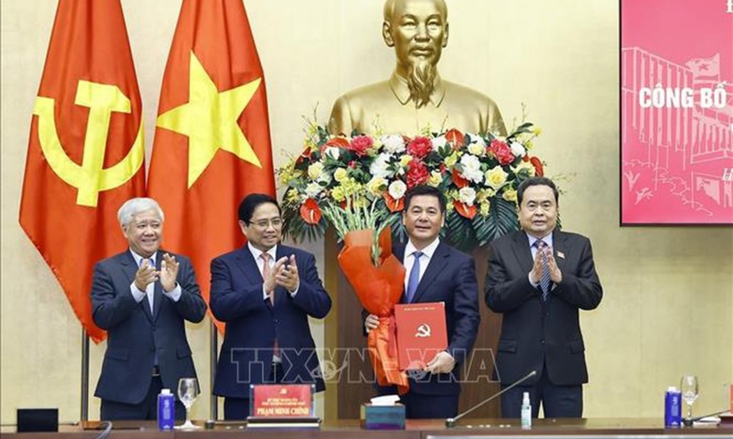 Chủ tịch Quốc hội Trần Thanh Mẫn trao Quyết định, Thủ tướng Chính phủ Phạm Minh Chính tặng hoa chúc mừng ông Nguyễn Hồng Diên - Ảnh: TTXVN