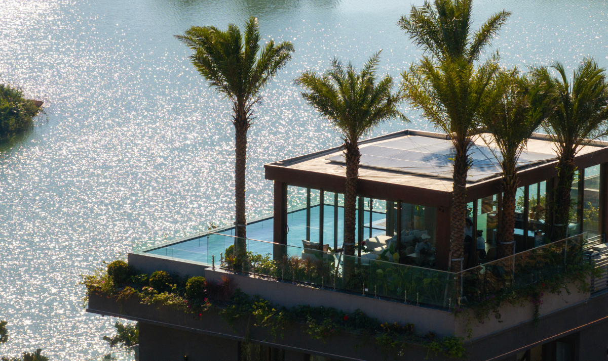 Pin năng lượng mặt trời được lắp đặt trên mái của các công trình. Ảnh: Flamingo.