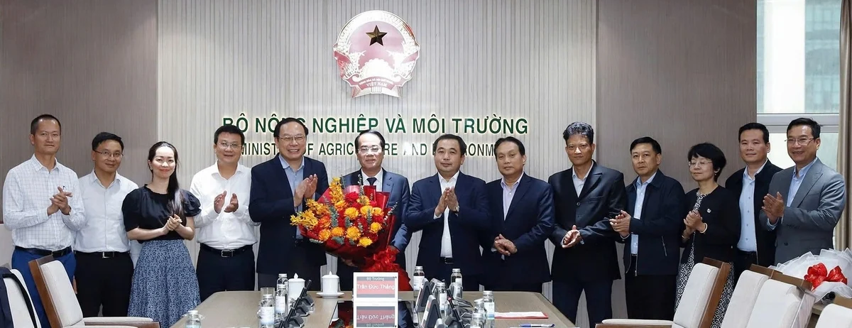 Bộ trưởng Bộ Nông nghiệp và Môi trường Trần Đức Thắng, Thứ trưởng Bộ Nông nghiệp và Môi trường Lê Công Thành cùng lãnh đạo Cục Biến đổi khí hậu, lãnh đạo Cục Môi trường chúc mừng Cục trưởng Tăng Thế Cường. Ảnh:Hữu Công