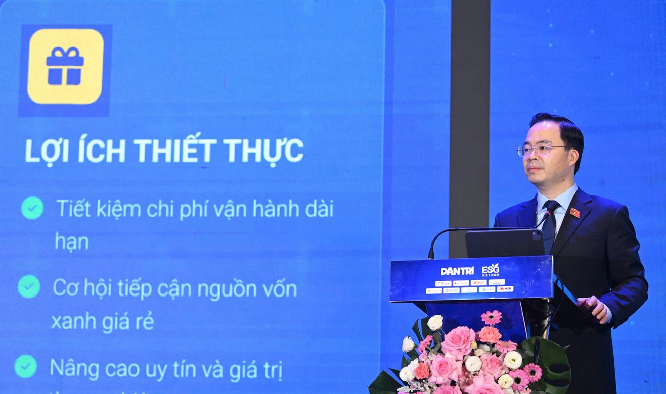TS. Trần Văn Khải: Khoa học công nghệ chính là chìa khóa để thực hiện ESG hiệu quả. Nếu doanh nghiệp quản trị, sản xuất lạc hậu, hiệu suất sẽ kém và gây hại môi trường. Ngược lại, áp dụng các công nghệ hiện đại (như AI, Big Data, IoT) sẽ giúp doanh nghiệp đồng thời số hóa và xanh hóa, nâng cao năng suất và tính bền vững.