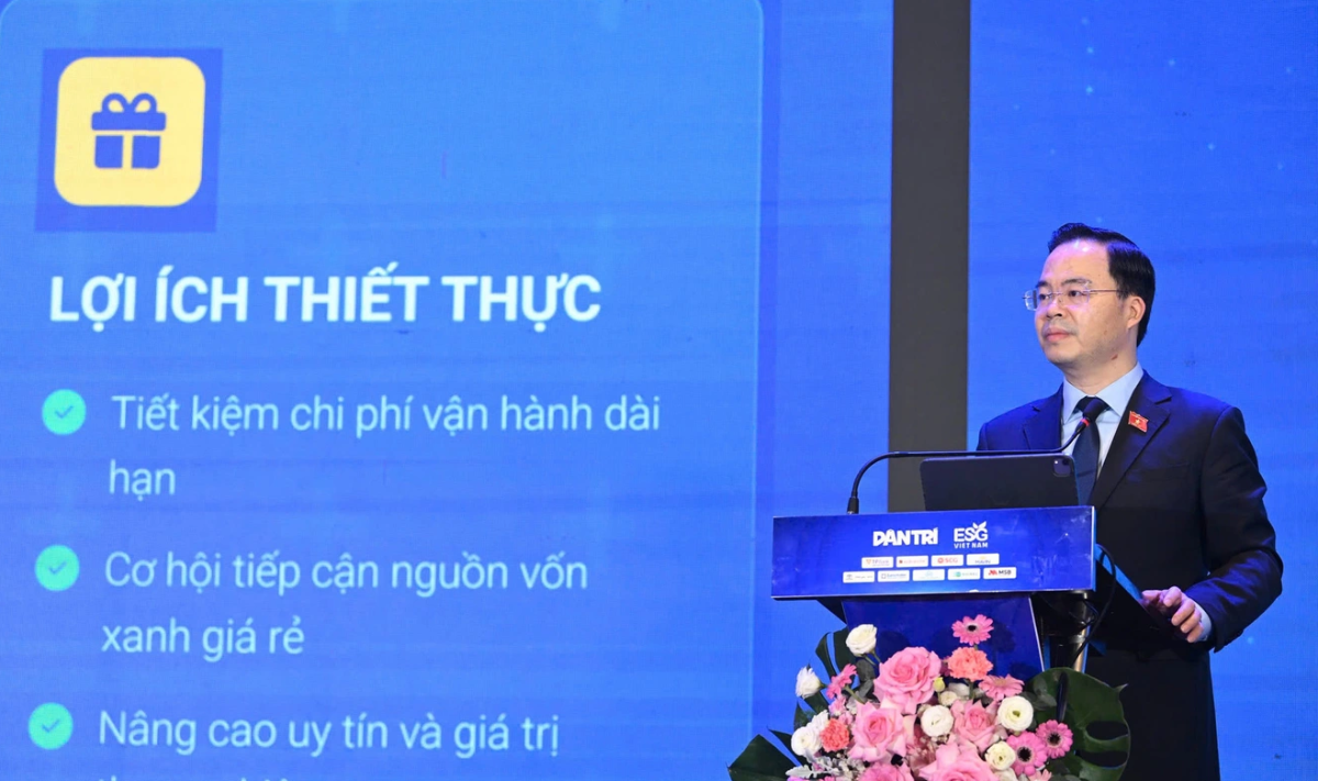 TS. Trần Văn Khải: Khoa học công nghệ chính là chìa khóa để thực hiện ESG hiệu quả. Nếu doanh nghiệp quản trị, sản xuất lạc hậu, hiệu suất sẽ kém và gây hại môi trường. Ngược lại, áp dụng các công nghệ hiện đại (như AI, Big Data, IoT) sẽ giúp doanh nghiệp đồng thời số hóa và xanh hóa, nâng cao năng suất và tính bền vững.