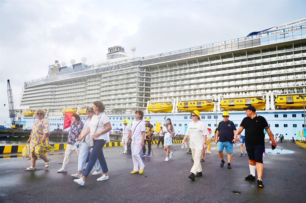 Lượng khách quốc tế đến Huế năm 2025 tiếp tục tăng khá, đóng góp quan trọng vào tổng doanh thu du lịch và dịch vụ.