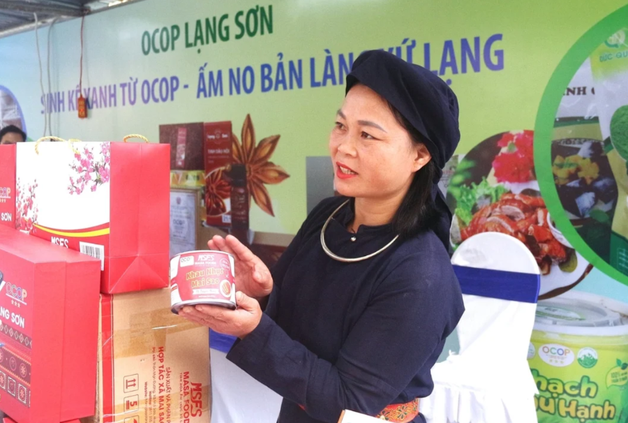 Bà Hoàng Thị Yên, Giám đốc Hợp tác xã Mai Pha từ hộ nghèo đã vươn lên xây dựng hợp tác xã và sản phẩm OCOP giúp nhiều người cùng thoát nghèo.