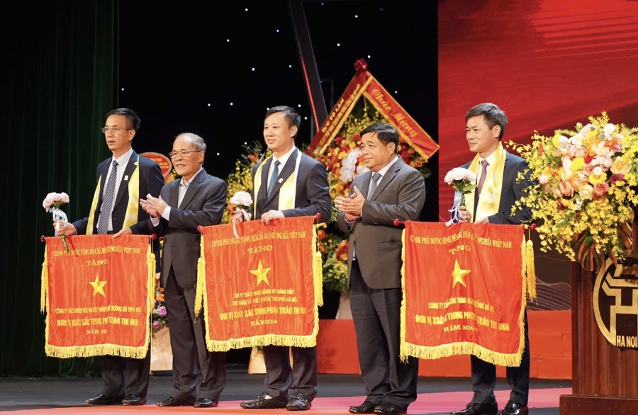 Đồng chí Nguyễn Sinh Hùng, nguyên Ủy viên Bộ Chính trị, nguyên Chủ tịch Quốc hội; Đồng chí Nguyễn Chí Dũng, Ủy viên Trung ương Đảng, Phó thủ tướng Chính phủ tặng Cờ thi đua Chính phủ cho 3 đơn vị.