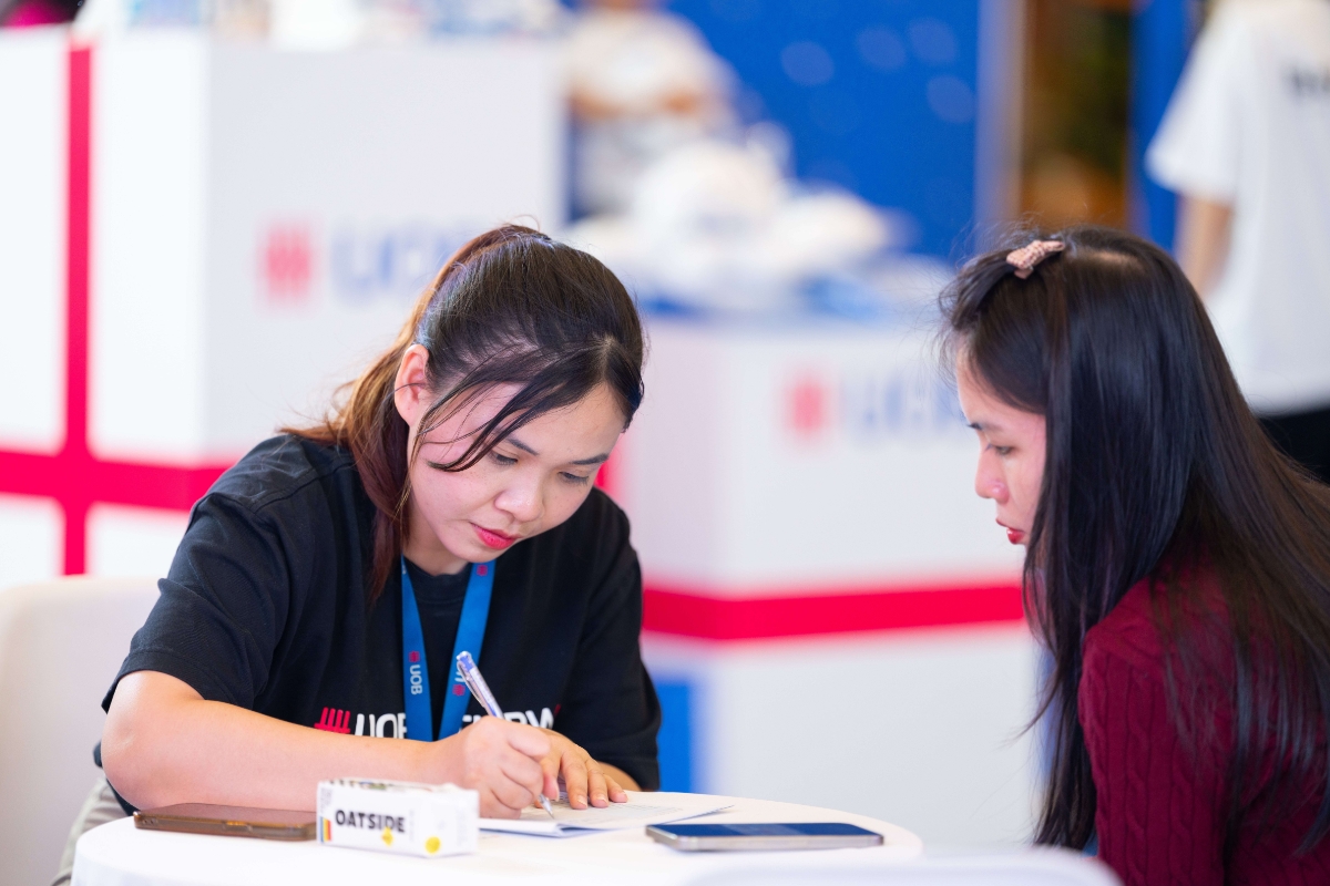 Nhân viên UOB Việt Nam giới thiệu các giải pháp tài chính cho người lao động tại chuỗi sự kiện vừa qua.