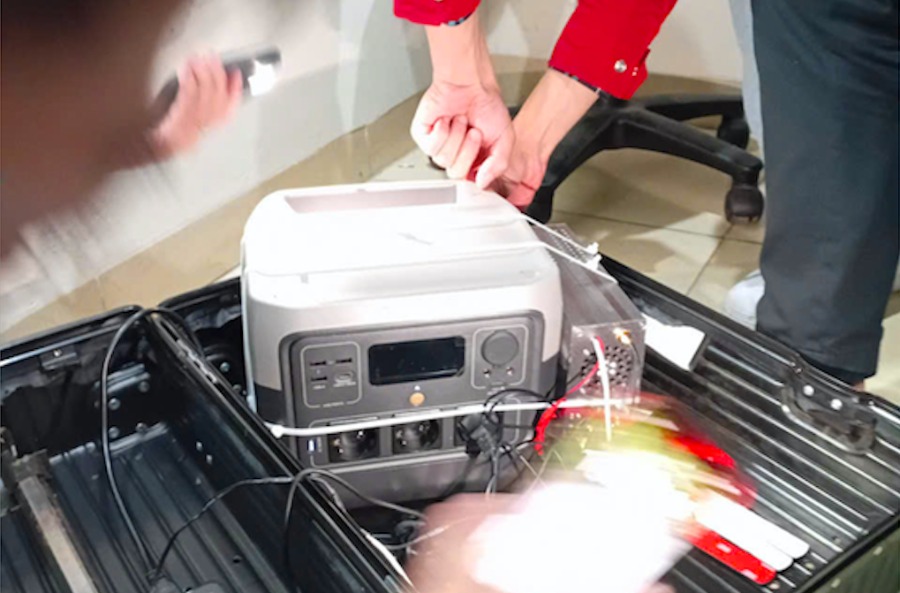 Đối tượng người nước ngoài đang sử dụng thiết bị BTS giả mạo đặt trong vali, phát tán tin nhắn để quảng cáo, lừa đảo. Ảnh: Cục Tần số vô tuyến điện