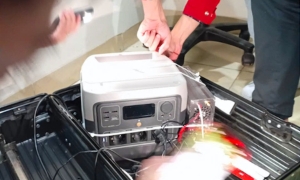 Đối tượng người nước ngoài đang sử dụng thiết bị BTS giả mạo đặt trong vali, phát tán tin nhắn để quảng cáo, lừa đảo. Ảnh: Cục Tần số vô tuyến điện