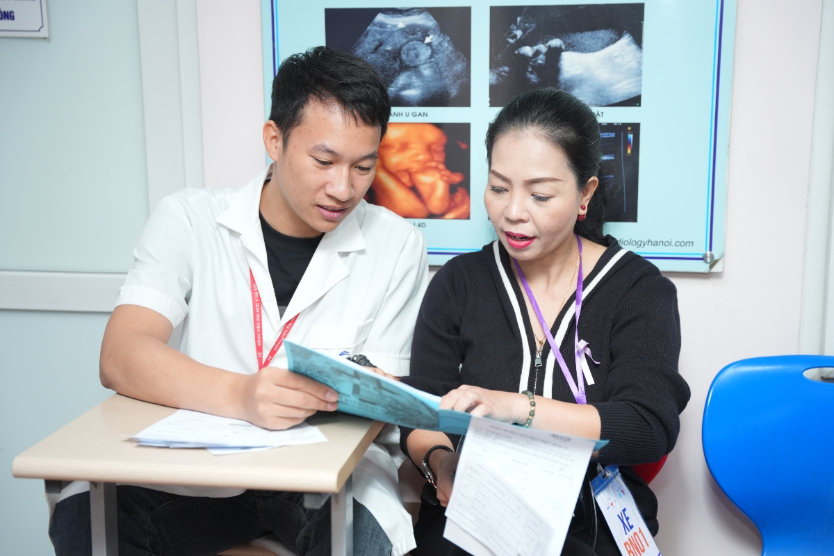 Bác sỹ tư vấn gói khám tầm soát ung thư cho phụ nữ yếu thế.