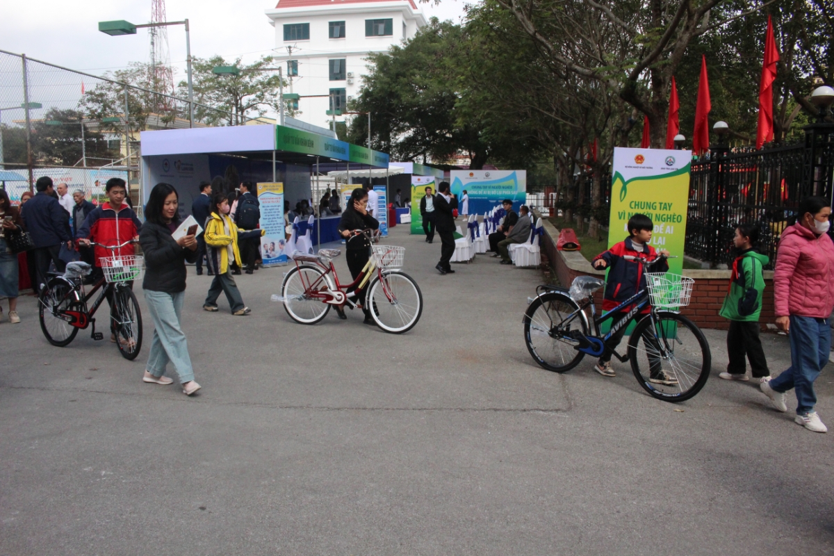 Học sinh nghèo ở Lạng Sơn hân hoan nhận xe đạp. Ảnh: Chu Khôi.