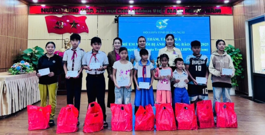 Nestlé Việt Nam ủng hộ gần 1000 phần quà cho các gia đình hội viên có hoàn cảnh khó khăn bởi bão lũ thông qua Hội Liên hiệp Phụ nữ Việt Nam.