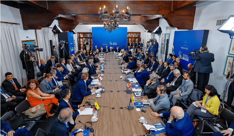 Ngoại trưởng Brazil Maurio Viera (ngồi bên tay trái Tổng thống Lula da Silva tại Hội nghị) công bố Tuyên bố chung về việc khởi động đàm phán PTA Việt Nam – Mercosur).