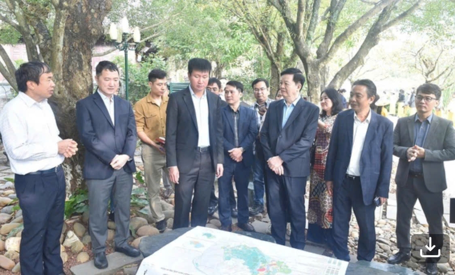 Phó Thủ tướng nghe báo cáo các nội dung trọng tâm. Ảnh: VGP