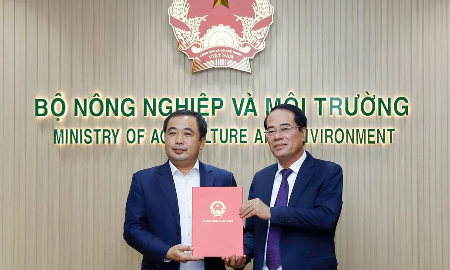 Bộ trưởng Bộ Nông nghiệp và Môi trường Trần Đức Thắng trao Quyết định điều động, bổ nhiệm ông Tăng Thế Cường giữ chức Cục trưởng Cục Môi trường. Ảnh: Hữu Công