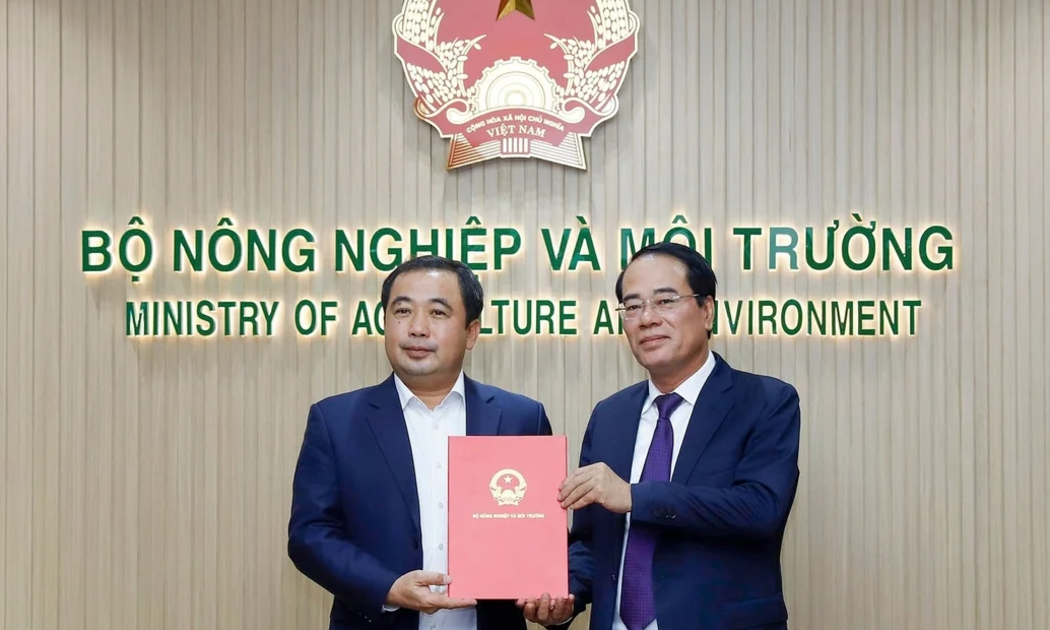 Bộ trưởng Bộ Nông nghiệp và Môi trường Trần Đức Thắng trao Quyết định điều động, bổ nhiệm ông Tăng Thế Cường giữ chức Cục trưởng Cục Môi trường. Ảnh: Hữu Công