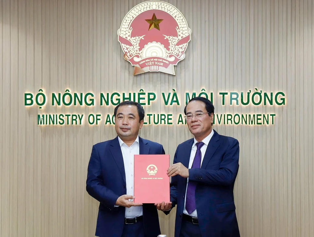 Bộ trưởng Bộ Nông nghiệp và Môi trường Trần Đức Thắng trao Quyết định điều động, bổ nhiệm ông Tăng Thế Cường giữ chức Cục trưởng Cục Môi trường. Ảnh: Hữu Công