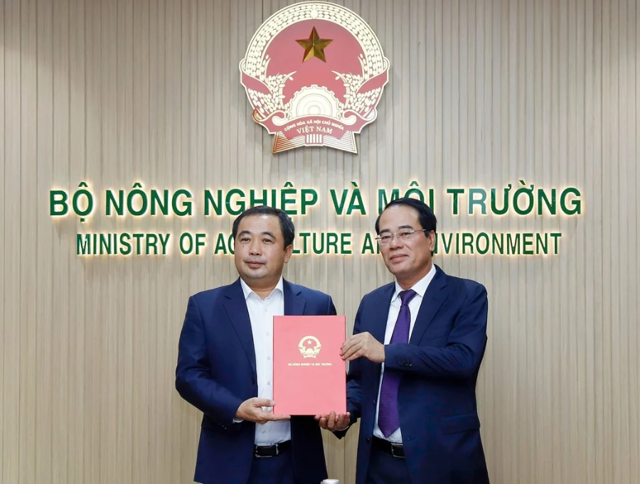 Bộ trưởng Bộ Nông nghiệp và Môi trường Trần Đức Thắng trao Quyết định điều động, bổ nhiệm ông Tăng Thế Cường giữ chức Cục trưởng Cục Môi trường. Ảnh: Hữu Công