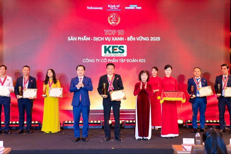 Đại diện KES nhận danh hiệu Top 10 Sản phẩm - Dịch vụ Xanh và Bền vững tại Lễ Công bố và Vinh danh Tin Dùng Việt Nam 2025.