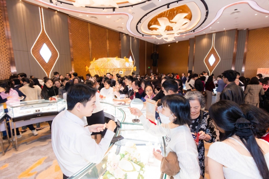 Đông đảo khách hàng tham quan, trải nghiệm và lựa chọn trang sức tại khu trưng bày Shining Show.