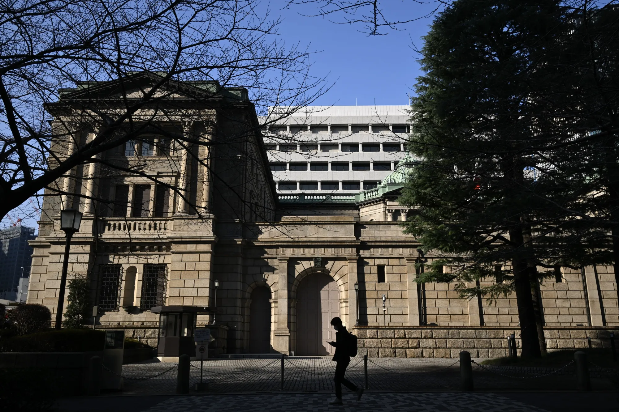 Bên ngoài trụ sở Ngân hàng Trung ương Nhật Bản (BOJ) ở Tokyo - Ảnh: Bloomberg.