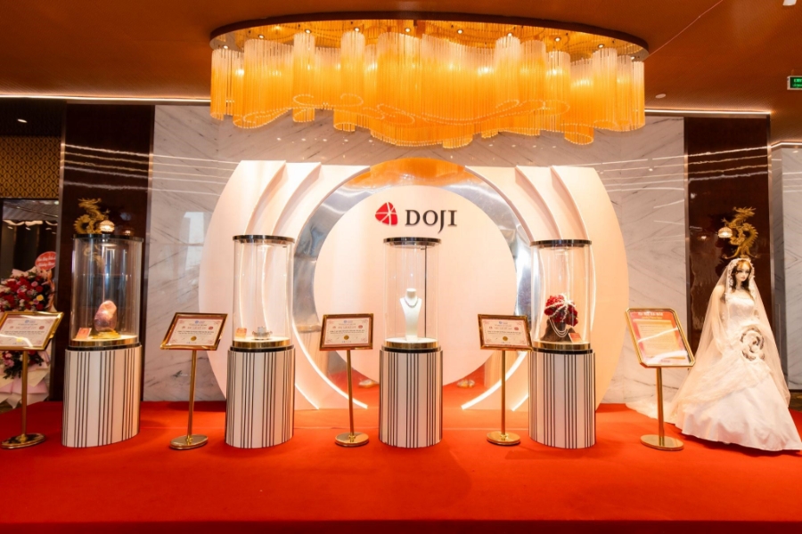 Các bảo vật kỷ lục của DOJI lần đầu được giới thiệu tại Shining Show, thu hút sự quan tâm của đông đảo khách tham quan.