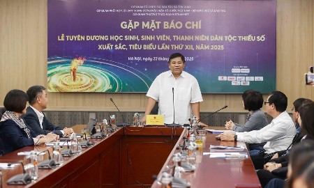 Ông Y Thông, Thứ trưởng Bộ Dân tộc và Tôn giáo phát biểu tại buổi gặp mặt báo chí