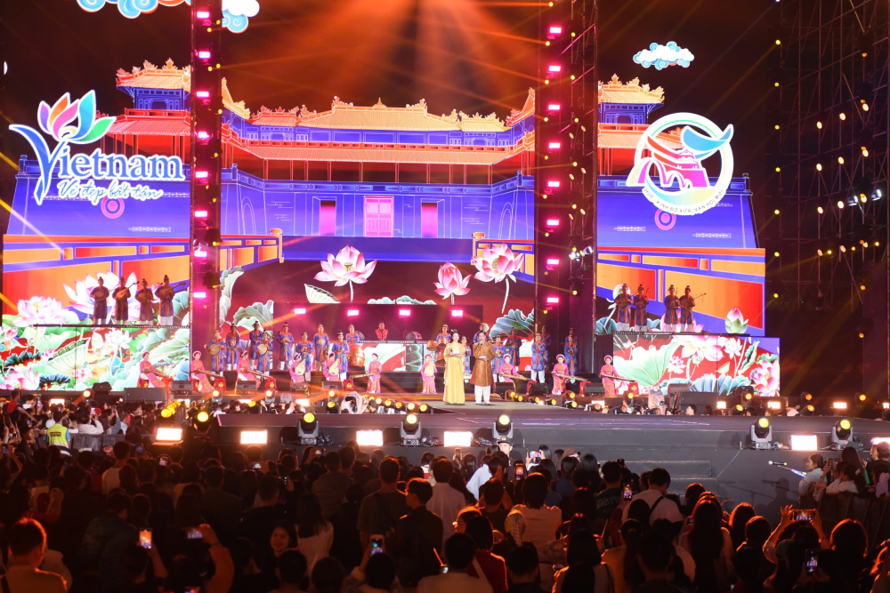 Các tiết mục nghệ thuật đặc sắc tại lễ bế mạc Năm Du lịch quốc gia 2025 tại Huế.