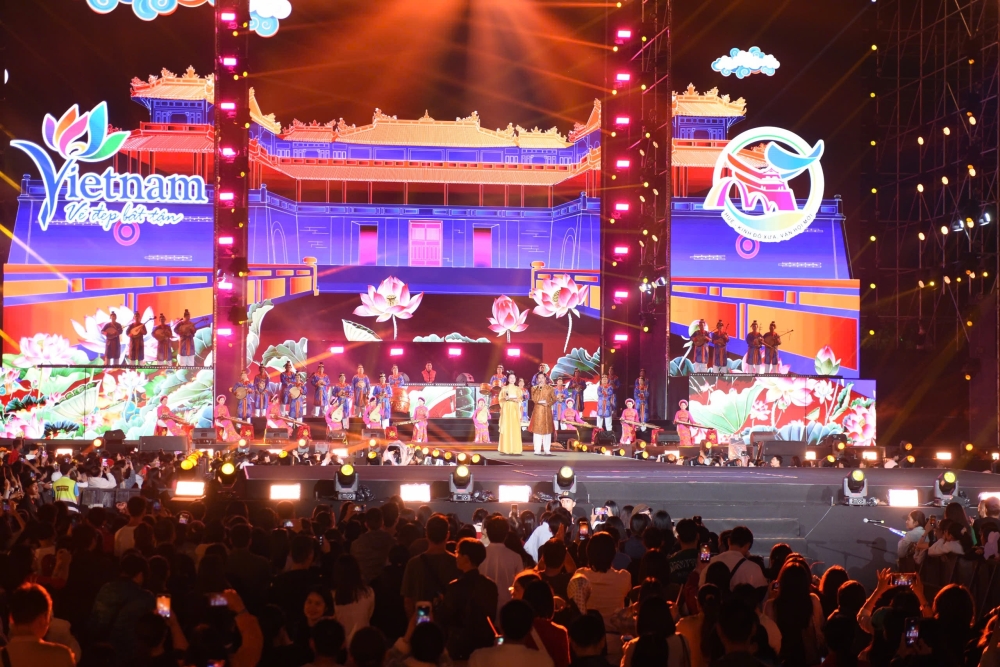 Các tiết mục nghệ thuật đặc sắc tại lễ bế mạc Năm Du lịch quốc gia 2025 tại Huế.