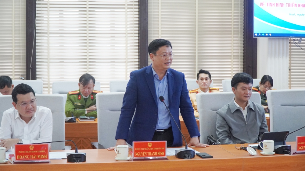 Phó Chủ tịch Thường trực UBND thành phố Huế Nguyễn Thanh Bình trao đổi tại buổi làm việc