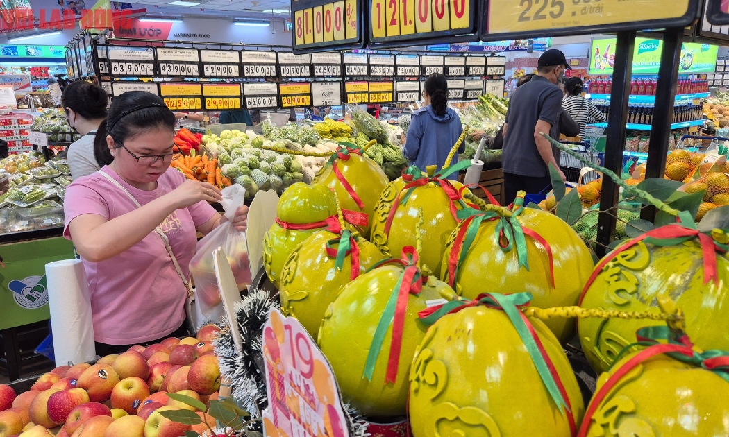 Hiện hàng loạt chương trình khuyến mại, giảm giá, kích cầu lớn đang diễn ra ở các siêu thị, hệ thống bán lẻ.