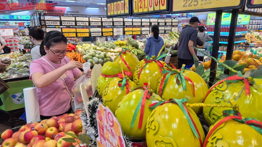 Hiện hàng loạt chương trình khuyến mại, giảm giá, kích cầu lớn đang diễn ra ở các siêu thị, hệ thống bán lẻ.